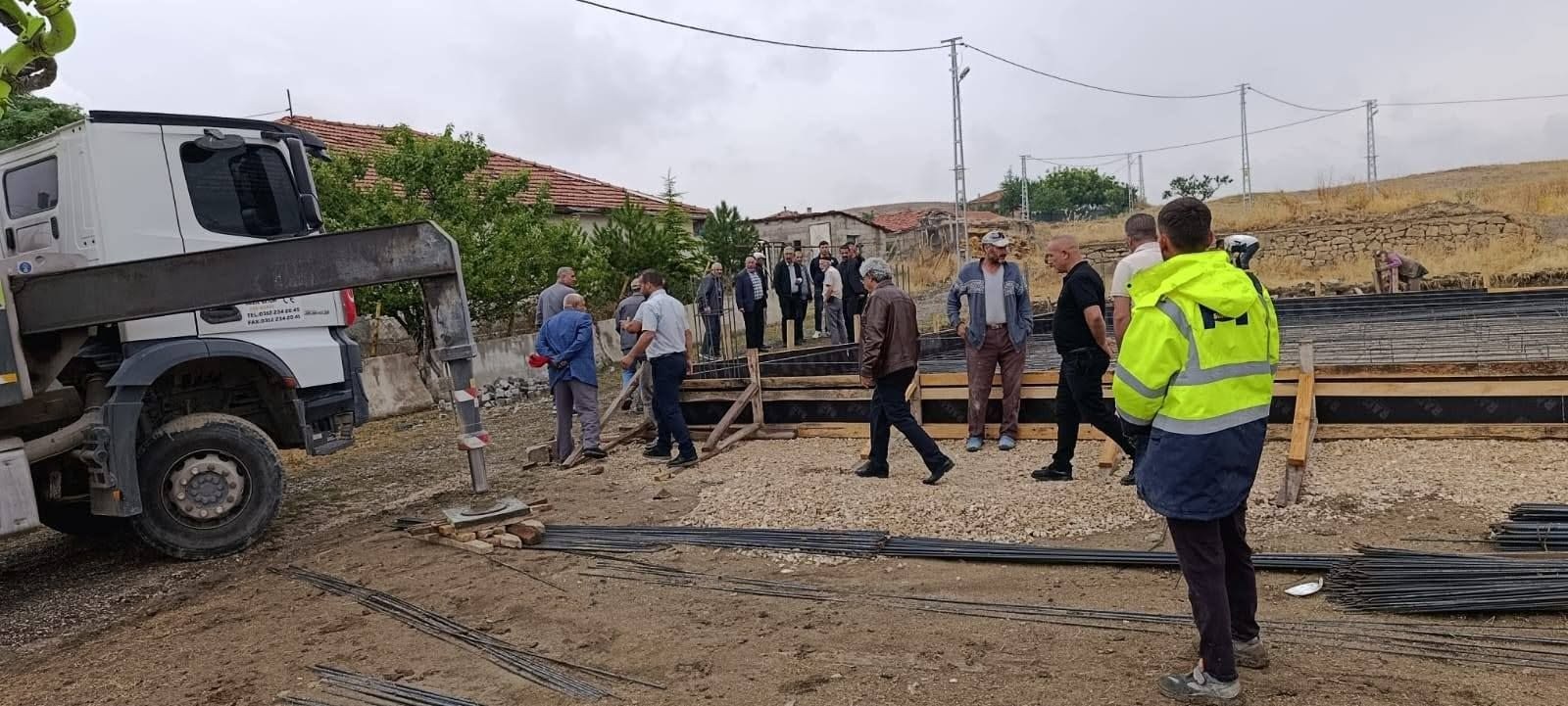 ÇAYRAZ'DA KÖY KONAĞININ TEMELİ ATILDI